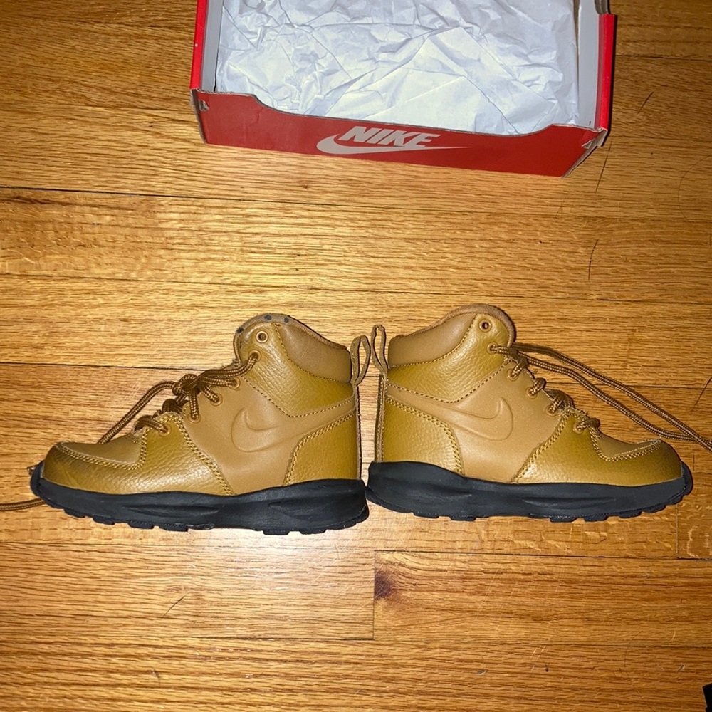 Gently Worn Nike Manola Boot